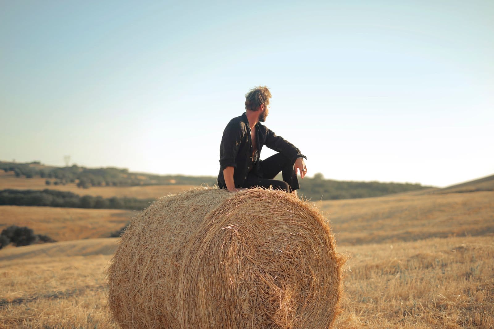 A child playing among the hay bales